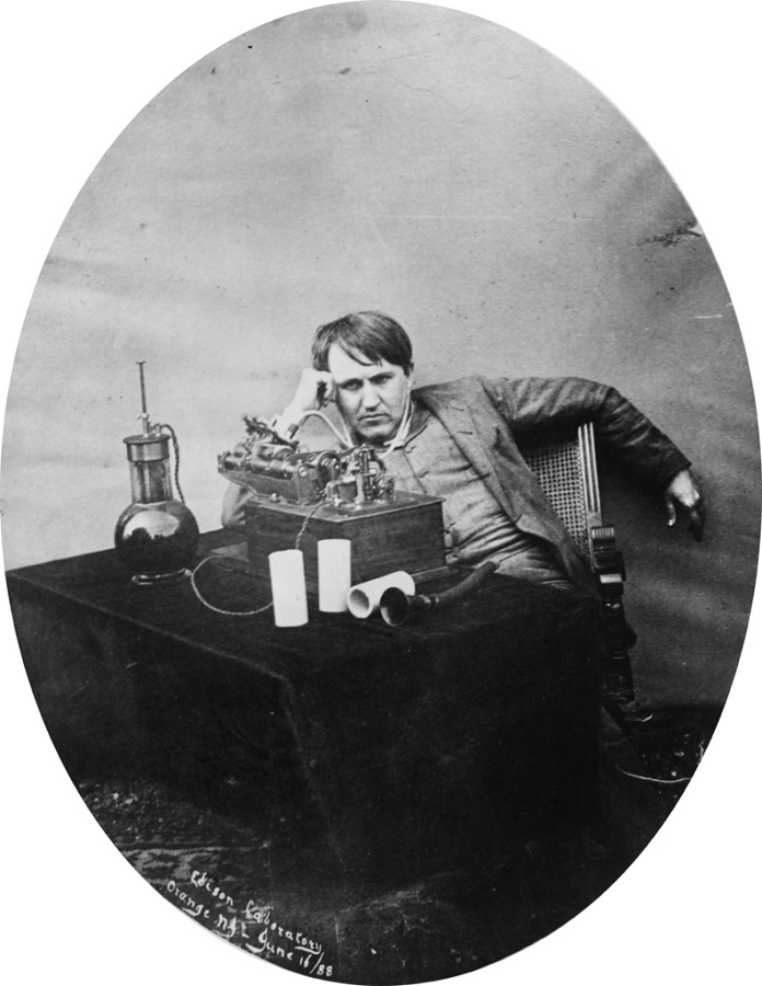 Томас Эдисон испытывает фонограф фото